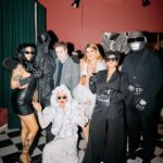 Veronica Verho Instagram - Kylie ja Mamager kävi juhlimassa upeissa @tuplakaakpodcast bileissä! 🩶 @kyliejenner @krisjenner Lookin loihti upea @neeakuurne ja rusketukset @sugarbayhelsinki 🩶