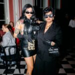 Veronica Verho Instagram - Kylie ja Mamager kävi juhlimassa upeissa @tuplakaakpodcast bileissä! 🩶 @kyliejenner @krisjenner Lookin loihti upea @neeakuurne ja rusketukset @sugarbayhelsinki 🩶