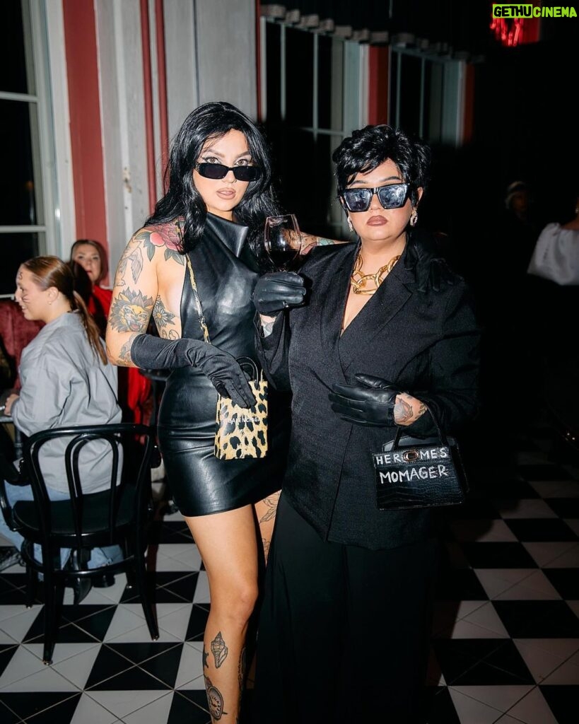 Veronica Verho Instagram - Kylie ja Mamager kävi juhlimassa upeissa @tuplakaakpodcast bileissä! 🩶 @kyliejenner @krisjenner Lookin loihti upea @neeakuurne ja rusketukset @sugarbayhelsinki 🩶