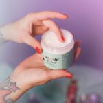 Veronica Verho Instagram - Mainos @lykosuomi 🩷 Muumit on kuin lämmin halaus ja varsinkin nää uudet Moomin x By Lyko Spa kitit on. 🥹 Pörröisiä ja pehmoisia pussukoita täynnä ihania tuotteita kera huumaavien tuoksujen. Pussukat sisältävät suihkugeelin, kuorinta-aineen sekä ihoa kosteuttavan vartalo-soufflen. Tuoksuina toimivat vihreä tee, omenamimosa sekä sitrus, ja varsinkin omenamimosan tuoksu laittoi mut ihan transsiin haha. 🙈🩷 Voin luvata, että jos joululahjat vielä uupuu niin tällaisen lahjan saaja ei voi olla muuta, kuin tuhannen onnellinen. Kaikki pussukat löydät nyt Lykon verkkokaupasta sekä tietysti Forumin kivijalkamyymälästä! 😘 #lykosuomi #moominbylyko