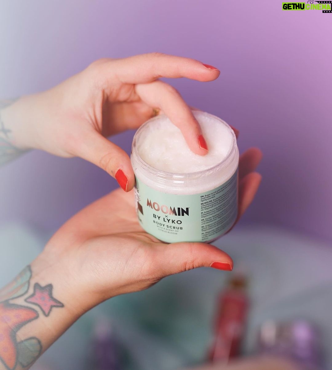 Veronica Verho Instagram - Mainos @lykosuomi 🩷 Muumit on kuin lämmin halaus ja varsinkin nää uudet Moomin x By Lyko Spa kitit on. 🥹 Pörröisiä ja pehmoisia pussukoita täynnä ihania tuotteita kera huumaavien tuoksujen. Pussukat sisältävät suihkugeelin, kuorinta-aineen sekä ihoa kosteuttavan vartalo-soufflen. Tuoksuina toimivat vihreä tee, omenamimosa sekä sitrus, ja varsinkin omenamimosan tuoksu laittoi mut ihan transsiin haha. 🙈🩷 Voin luvata, että jos joululahjat vielä uupuu niin tällaisen lahjan saaja ei voi olla muuta, kuin tuhannen onnellinen. Kaikki pussukat löydät nyt Lykon verkkokaupasta sekä tietysti Forumin kivijalkamyymälästä! 😘 #lykosuomi #moominbylyko