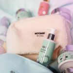 Veronica Verho Instagram - Mainos @lykosuomi 🩷 Muumit on kuin lämmin halaus ja varsinkin nää uudet Moomin x By Lyko Spa kitit on. 🥹 Pörröisiä ja pehmoisia pussukoita täynnä ihania tuotteita kera huumaavien tuoksujen. Pussukat sisältävät suihkugeelin, kuorinta-aineen sekä ihoa kosteuttavan vartalo-soufflen. Tuoksuina toimivat vihreä tee, omenamimosa sekä sitrus, ja varsinkin omenamimosan tuoksu laittoi mut ihan transsiin haha. 🙈🩷 Voin luvata, että jos joululahjat vielä uupuu niin tällaisen lahjan saaja ei voi olla muuta, kuin tuhannen onnellinen. Kaikki pussukat löydät nyt Lykon verkkokaupasta sekä tietysti Forumin kivijalkamyymälästä! 😘 #lykosuomi #moominbylyko