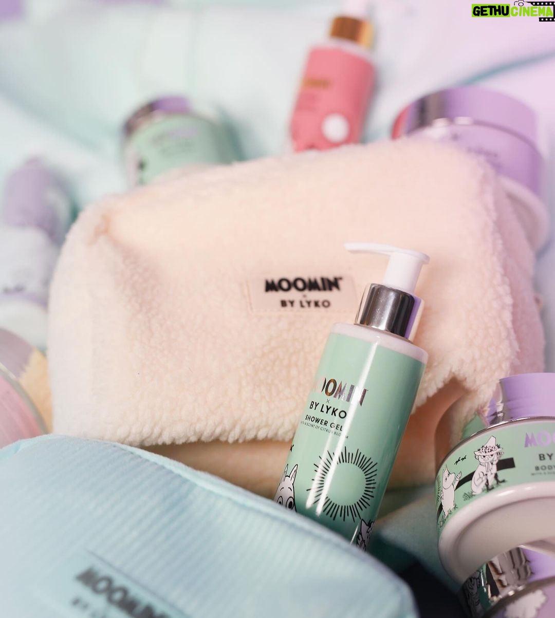 Veronica Verho Instagram - Mainos @lykosuomi 🩷 Muumit on kuin lämmin halaus ja varsinkin nää uudet Moomin x By Lyko Spa kitit on. 🥹 Pörröisiä ja pehmoisia pussukoita täynnä ihania tuotteita kera huumaavien tuoksujen. Pussukat sisältävät suihkugeelin, kuorinta-aineen sekä ihoa kosteuttavan vartalo-soufflen. Tuoksuina toimivat vihreä tee, omenamimosa sekä sitrus, ja varsinkin omenamimosan tuoksu laittoi mut ihan transsiin haha. 🙈🩷 Voin luvata, että jos joululahjat vielä uupuu niin tällaisen lahjan saaja ei voi olla muuta, kuin tuhannen onnellinen. Kaikki pussukat löydät nyt Lykon verkkokaupasta sekä tietysti Forumin kivijalkamyymälästä! 😘 #lykosuomi #moominbylyko