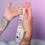 Veronica Verho Instagram - Mainos @lykosuomi 🩷 Muumit on kuin lämmin halaus ja varsinkin nää uudet Moomin x By Lyko Spa kitit on. 🥹 Pörröisiä ja pehmoisia pussukoita täynnä ihania tuotteita kera huumaavien tuoksujen. Pussukat sisältävät suihkugeelin, kuorinta-aineen sekä ihoa kosteuttavan vartalo-soufflen. Tuoksuina toimivat vihreä tee, omenamimosa sekä sitrus, ja varsinkin omenamimosan tuoksu laittoi mut ihan transsiin haha. 🙈🩷 Voin luvata, että jos joululahjat vielä uupuu niin tällaisen lahjan saaja ei voi olla muuta, kuin tuhannen onnellinen. Kaikki pussukat löydät nyt Lykon verkkokaupasta sekä tietysti Forumin kivijalkamyymälästä! 😘 #lykosuomi #moominbylyko