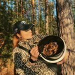 Veronica Verho Instagram - NO NYT LÖYTY !!!! Mustatorvisieniä on oikeasti maailman vaikein löytää ja siis voi herranjumala sitä onnen määrää kun niitä oli yhtäkkiä ämpärissä. Oikeesti sienestys BEST EVÖ. 🍄