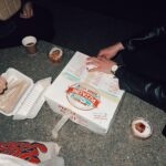 Veronica Verho Instagram - Teini-iän hautajaiset! Rakastan teemabileitä ja järkkäsin 48h meihemin mun rakkaille ystäville. TÄLLE TEEMALLE ISO SUOSITUS. Ensin kierrätin meitä ympäri Turkua tietovisan merkeissä ja teemana tietysti kaikki paikat missä teininä hengailtiin. Jokaisella rastilla oli teemaan sopiva virvoke, ja matka eteni aina eri bussien takapenkeillä. 😂 Yhdellä rastilla järjestin myös biisintunnistuskilpailun, koska mistään ei tuu niin isot kylmät väreet kuin teiniaikojen biiseistä. Lauantaina hemmottelua tarjoiltiin @kakolaspa (siellä ei kyl käyty teininä lol) ja lopulta lähdettiin 22h risselle, mutta tällä kertaa vanhempien ei tarvinnut tulla valvojiksi. 😂 Rakastin joka hetkeä. ❤️