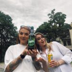 Veronica Verho Instagram - Teini-iän hautajaiset! Rakastan teemabileitä ja järkkäsin 48h meihemin mun rakkaille ystäville. TÄLLE TEEMALLE ISO SUOSITUS. Ensin kierrätin meitä ympäri Turkua tietovisan merkeissä ja teemana tietysti kaikki paikat missä teininä hengailtiin. Jokaisella rastilla oli teemaan sopiva virvoke, ja matka eteni aina eri bussien takapenkeillä. 😂 Yhdellä rastilla järjestin myös biisintunnistuskilpailun, koska mistään ei tuu niin isot kylmät väreet kuin teiniaikojen biiseistä. Lauantaina hemmottelua tarjoiltiin @kakolaspa (siellä ei kyl käyty teininä lol) ja lopulta lähdettiin 22h risselle, mutta tällä kertaa vanhempien ei tarvinnut tulla valvojiksi. 😂 Rakastin joka hetkeä. ❤️