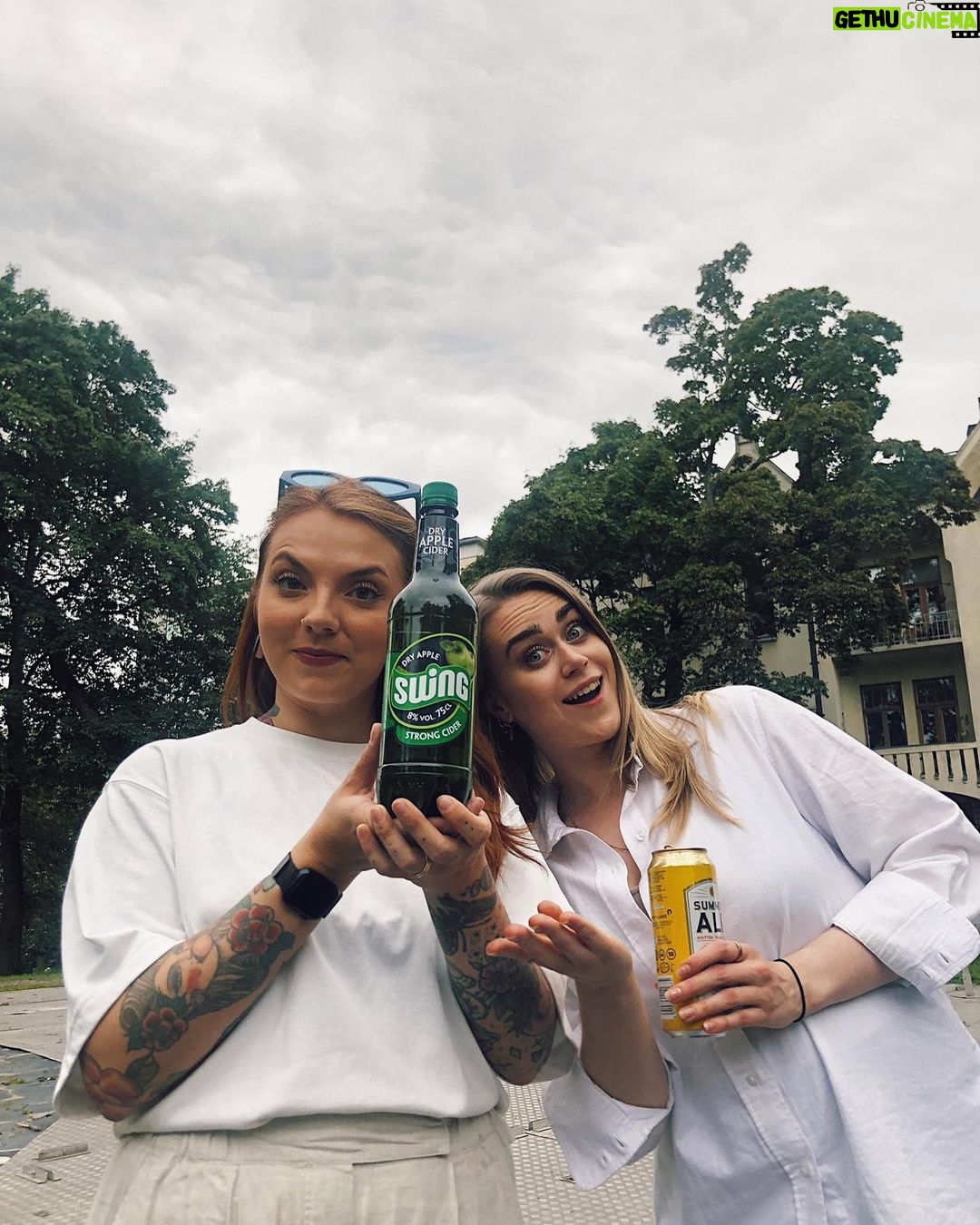 Veronica Verho Instagram - Teini-iän hautajaiset! Rakastan teemabileitä ja järkkäsin 48h meihemin mun rakkaille ystäville. TÄLLE TEEMALLE ISO SUOSITUS. Ensin kierrätin meitä ympäri Turkua tietovisan merkeissä ja teemana tietysti kaikki paikat missä teininä hengailtiin. Jokaisella rastilla oli teemaan sopiva virvoke, ja matka eteni aina eri bussien takapenkeillä. 😂 Yhdellä rastilla järjestin myös biisintunnistuskilpailun, koska mistään ei tuu niin isot kylmät väreet kuin teiniaikojen biiseistä. Lauantaina hemmottelua tarjoiltiin @kakolaspa (siellä ei kyl käyty teininä lol) ja lopulta lähdettiin 22h risselle, mutta tällä kertaa vanhempien ei tarvinnut tulla valvojiksi. 😂 Rakastin joka hetkeä. ❤️