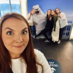 Veronica Verho Instagram - Teini-iän hautajaiset! Rakastan teemabileitä ja järkkäsin 48h meihemin mun rakkaille ystäville. TÄLLE TEEMALLE ISO SUOSITUS. Ensin kierrätin meitä ympäri Turkua tietovisan merkeissä ja teemana tietysti kaikki paikat missä teininä hengailtiin. Jokaisella rastilla oli teemaan sopiva virvoke, ja matka eteni aina eri bussien takapenkeillä. 😂 Yhdellä rastilla järjestin myös biisintunnistuskilpailun, koska mistään ei tuu niin isot kylmät väreet kuin teiniaikojen biiseistä. Lauantaina hemmottelua tarjoiltiin @kakolaspa (siellä ei kyl käyty teininä lol) ja lopulta lähdettiin 22h risselle, mutta tällä kertaa vanhempien ei tarvinnut tulla valvojiksi. 😂 Rakastin joka hetkeä. ❤️