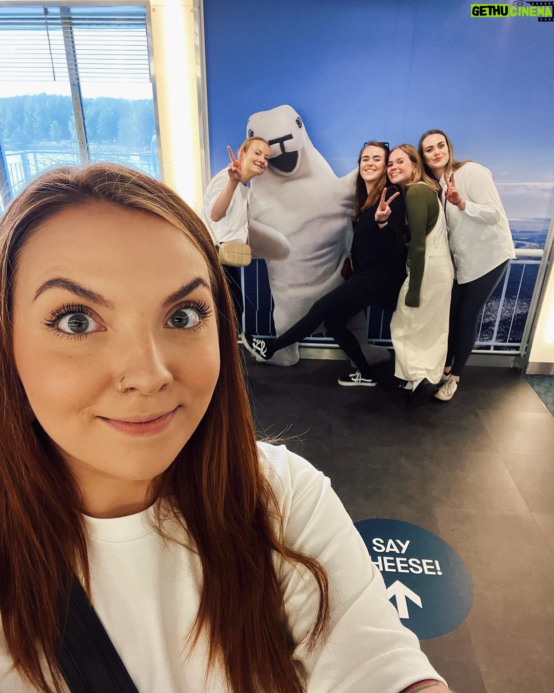 Veronica Verho Instagram - Teini-iän hautajaiset! Rakastan teemabileitä ja järkkäsin 48h meihemin mun rakkaille ystäville. TÄLLE TEEMALLE ISO SUOSITUS. Ensin kierrätin meitä ympäri Turkua tietovisan merkeissä ja teemana tietysti kaikki paikat missä teininä hengailtiin. Jokaisella rastilla oli teemaan sopiva virvoke, ja matka eteni aina eri bussien takapenkeillä. 😂 Yhdellä rastilla järjestin myös biisintunnistuskilpailun, koska mistään ei tuu niin isot kylmät väreet kuin teiniaikojen biiseistä. Lauantaina hemmottelua tarjoiltiin @kakolaspa (siellä ei kyl käyty teininä lol) ja lopulta lähdettiin 22h risselle, mutta tällä kertaa vanhempien ei tarvinnut tulla valvojiksi. 😂 Rakastin joka hetkeä. ❤️