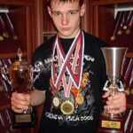Viacheslav Borshchev Instagram - Федерация кикбоксинга России ценит и гордится своими спортсменами. Они оставили яркий след в истории российского и международного кикбоксинга. Некоторые из них продолжают покорять пьедесталы. Одним из таких чемпионов стал Вячеслав Борщев @slavaclaus - мастер спорта международного класса по кикбоксингу, чемпион мира, многократный победитель российских и международных соревнований по кикбоксингу. Выступал в дисциплине К1. О своей карьере в кикбоксинге он вспоминает так: «Наверно, первый очень важный этап для меня был в 2006 году на первенстве России в городе Ступино. Я одержал победу в 3 боях, 2 из которых завершил досрочно. Тогда я впервые осознал, что я, так сказать, могу. С тех пор для меня все изменилось, и я окончательно решил связать свою жизнь со спортом. Важной победой так же было первенство Европы в Хорватии. А самая большая победа это, все-таки, чемпионат мира в Македонии 2011 году. Вспоминаю это время с теплом. Помню, какой большой вклад сделали все тренера, волгоградские и национальной сборной, как поддерживали Федерации - общероссийская и волгоградская, и какие отличные у меня были соратники, со многими дружим до сих пор. Было очень классное время. Желаю всем только самого доброго, большое спасибо всем участникам этого потрясающего коллектива!» Вячеслав продолжает свой спортивный путь. На данный момент он является профессиональным бойцом UFC.