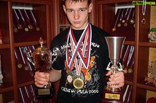 Viacheslav Borshchev Instagram - Федерация кикбоксинга России ценит и гордится своими спортсменами. Они оставили яркий след в истории российского и международного кикбоксинга. Некоторые из них продолжают покорять пьедесталы. Одним из таких чемпионов стал Вячеслав Борщев @slavaclaus - мастер спорта международного класса по кикбоксингу, чемпион мира, многократный победитель российских и международных соревнований по кикбоксингу. Выступал в дисциплине К1. О своей карьере в кикбоксинге он вспоминает так: «Наверно, первый очень важный этап для меня был в 2006 году на первенстве России в городе Ступино. Я одержал победу в 3 боях, 2 из которых завершил досрочно. Тогда я впервые осознал, что я, так сказать, могу. С тех пор для меня все изменилось, и я окончательно решил связать свою жизнь со спортом. Важной победой так же было первенство Европы в Хорватии. А самая большая победа это, все-таки, чемпионат мира в Македонии 2011 году. Вспоминаю это время с теплом. Помню, какой большой вклад сделали все тренера, волгоградские и национальной сборной, как поддерживали Федерации - общероссийская и волгоградская, и какие отличные у меня были соратники, со многими дружим до сих пор. Было очень классное время. Желаю всем только самого доброго, большое спасибо всем участникам этого потрясающего коллектива!» Вячеслав продолжает свой спортивный путь. На данный момент он является профессиональным бойцом UFC.