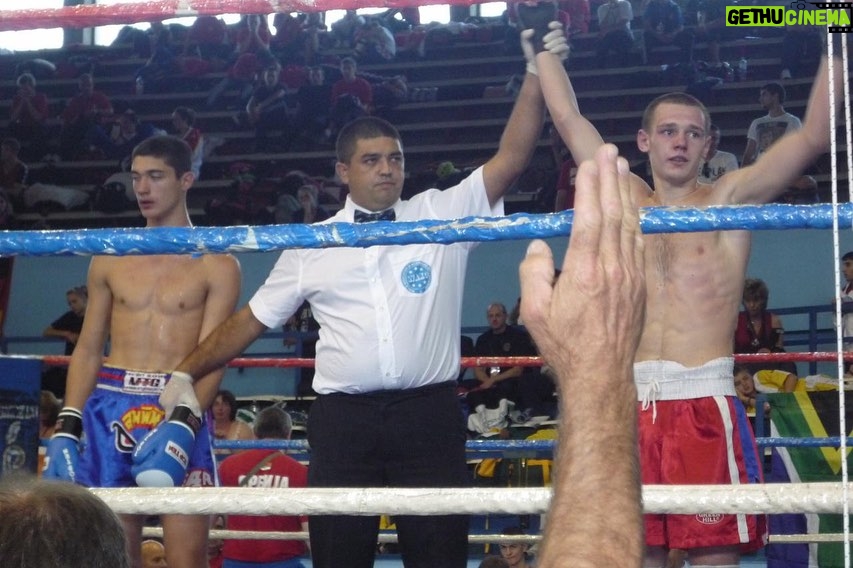 Viacheslav Borshchev Instagram - Федерация кикбоксинга России ценит и гордится своими спортсменами. Они оставили яркий след в истории российского и международного кикбоксинга. Некоторые из них продолжают покорять пьедесталы. Одним из таких чемпионов стал Вячеслав Борщев @slavaclaus - мастер спорта международного класса по кикбоксингу, чемпион мира, многократный победитель российских и международных соревнований по кикбоксингу. Выступал в дисциплине К1. О своей карьере в кикбоксинге он вспоминает так: «Наверно, первый очень важный этап для меня был в 2006 году на первенстве России в городе Ступино. Я одержал победу в 3 боях, 2 из которых завершил досрочно. Тогда я впервые осознал, что я, так сказать, могу. С тех пор для меня все изменилось, и я окончательно решил связать свою жизнь со спортом. Важной победой так же было первенство Европы в Хорватии. А самая большая победа это, все-таки, чемпионат мира в Македонии 2011 году. Вспоминаю это время с теплом. Помню, какой большой вклад сделали все тренера, волгоградские и национальной сборной, как поддерживали Федерации - общероссийская и волгоградская, и какие отличные у меня были соратники, со многими дружим до сих пор. Было очень классное время. Желаю всем только самого доброго, большое спасибо всем участникам этого потрясающего коллектива!» Вячеслав продолжает свой спортивный путь. На данный момент он является профессиональным бойцом UFC.