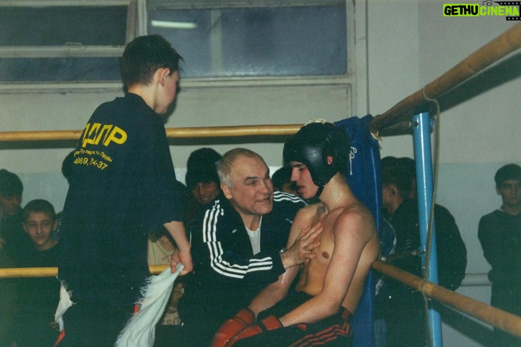 Viacheslav Borshchev Instagram - Федерация кикбоксинга России ценит и гордится своими спортсменами. Они оставили яркий след в истории российского и международного кикбоксинга. Некоторые из них продолжают покорять пьедесталы. Одним из таких чемпионов стал Вячеслав Борщев @slavaclaus - мастер спорта международного класса по кикбоксингу, чемпион мира, многократный победитель российских и международных соревнований по кикбоксингу. Выступал в дисциплине К1. О своей карьере в кикбоксинге он вспоминает так: «Наверно, первый очень важный этап для меня был в 2006 году на первенстве России в городе Ступино. Я одержал победу в 3 боях, 2 из которых завершил досрочно. Тогда я впервые осознал, что я, так сказать, могу. С тех пор для меня все изменилось, и я окончательно решил связать свою жизнь со спортом. Важной победой так же было первенство Европы в Хорватии. А самая большая победа это, все-таки, чемпионат мира в Македонии 2011 году. Вспоминаю это время с теплом. Помню, какой большой вклад сделали все тренера, волгоградские и национальной сборной, как поддерживали Федерации - общероссийская и волгоградская, и какие отличные у меня были соратники, со многими дружим до сих пор. Было очень классное время. Желаю всем только самого доброго, большое спасибо всем участникам этого потрясающего коллектива!» Вячеслав продолжает свой спортивный путь. На данный момент он является профессиональным бойцом UFC.