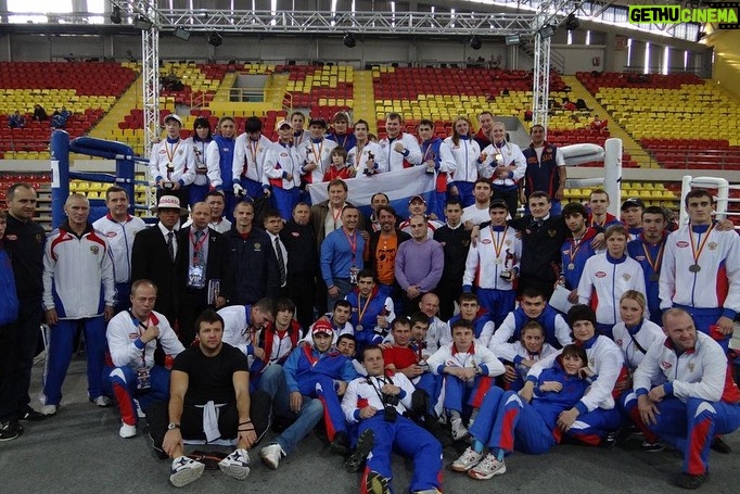 Viacheslav Borshchev Instagram - Федерация кикбоксинга России ценит и гордится своими спортсменами. Они оставили яркий след в истории российского и международного кикбоксинга. Некоторые из них продолжают покорять пьедесталы. Одним из таких чемпионов стал Вячеслав Борщев @slavaclaus - мастер спорта международного класса по кикбоксингу, чемпион мира, многократный победитель российских и международных соревнований по кикбоксингу. Выступал в дисциплине К1. О своей карьере в кикбоксинге он вспоминает так: «Наверно, первый очень важный этап для меня был в 2006 году на первенстве России в городе Ступино. Я одержал победу в 3 боях, 2 из которых завершил досрочно. Тогда я впервые осознал, что я, так сказать, могу. С тех пор для меня все изменилось, и я окончательно решил связать свою жизнь со спортом. Важной победой так же было первенство Европы в Хорватии. А самая большая победа это, все-таки, чемпионат мира в Македонии 2011 году. Вспоминаю это время с теплом. Помню, какой большой вклад сделали все тренера, волгоградские и национальной сборной, как поддерживали Федерации - общероссийская и волгоградская, и какие отличные у меня были соратники, со многими дружим до сих пор. Было очень классное время. Желаю всем только самого доброго, большое спасибо всем участникам этого потрясающего коллектива!» Вячеслав продолжает свой спортивный путь. На данный момент он является профессиональным бойцом UFC.