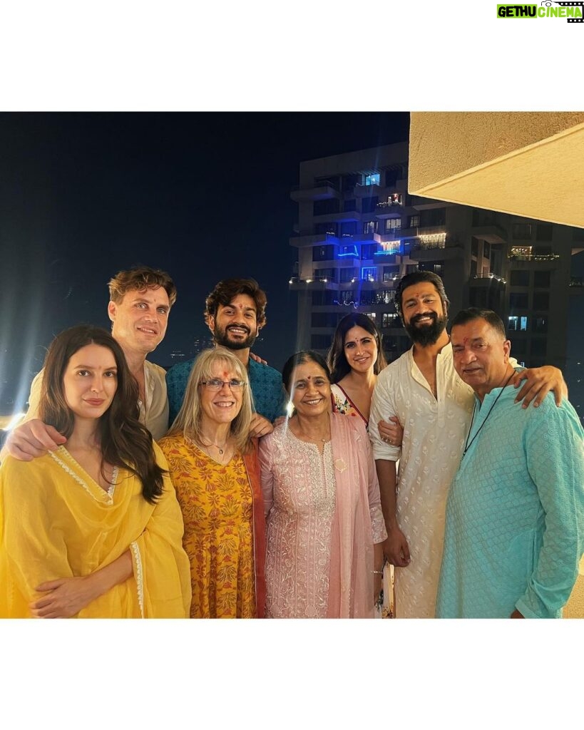 Vicky Kaushal Instagram - हमारी तरफ़ से आपको और आपके परिवार को दीपावली की ढेर सारी शुभकामनाएँ! ✨🪔