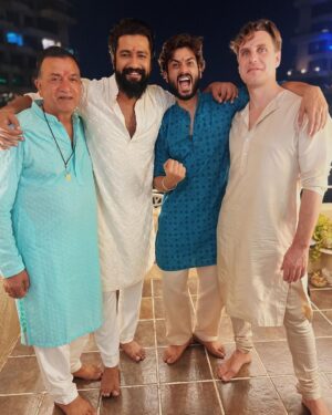 Vicky Kaushal Instagram - हमारी तरफ़ से आपको और आपके परिवार को दीपावली की ढेर सारी शुभकामनाएँ! ✨🪔
