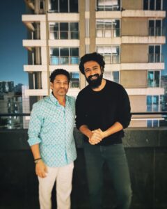 Vicky Kaushal Instagram - My childhood hero saw my Film today! #IAmOk !!! 🥹❤️ Thank you @sachintendulkar Sir for your kind words… I’ll cherish them for a lifetime. . #SAMबहादुर IN CINEMAS!!! 🇮🇳🪖❤️🙏🏽