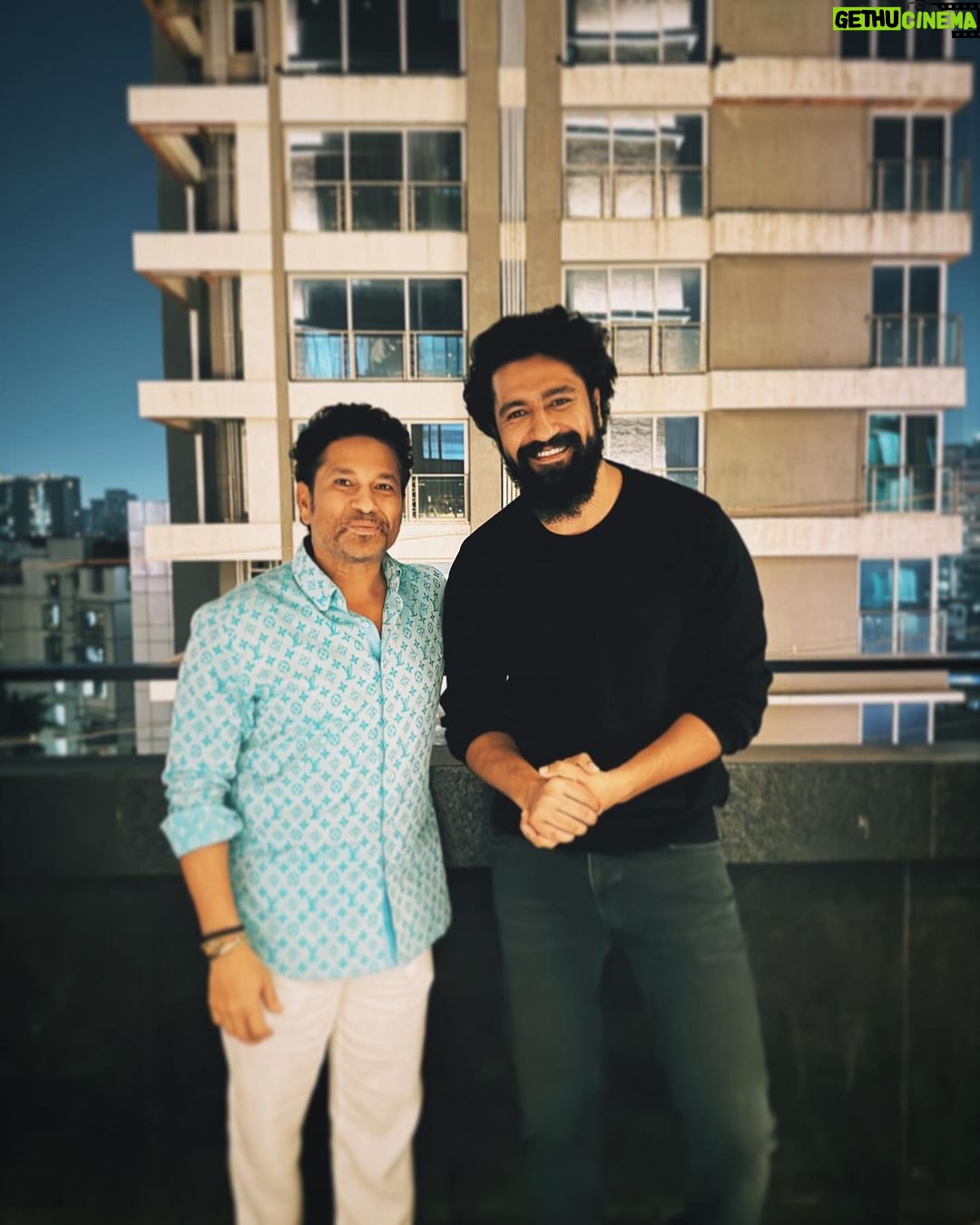 Vicky Kaushal - 2.1 Million Likes - My childhood hero saw my Film today! #IAmOk !!! š„¹ā¤ļø
Thank you @sachintendulkar Sir for your kind words⦠Iāll cherish them for a lifetime.
.
#SAMą¤¬ą¤¹ą¤¾ą¤¦ą„ą¤° IN CINEMAS!!! š®š³šŖā¤ļøšš½