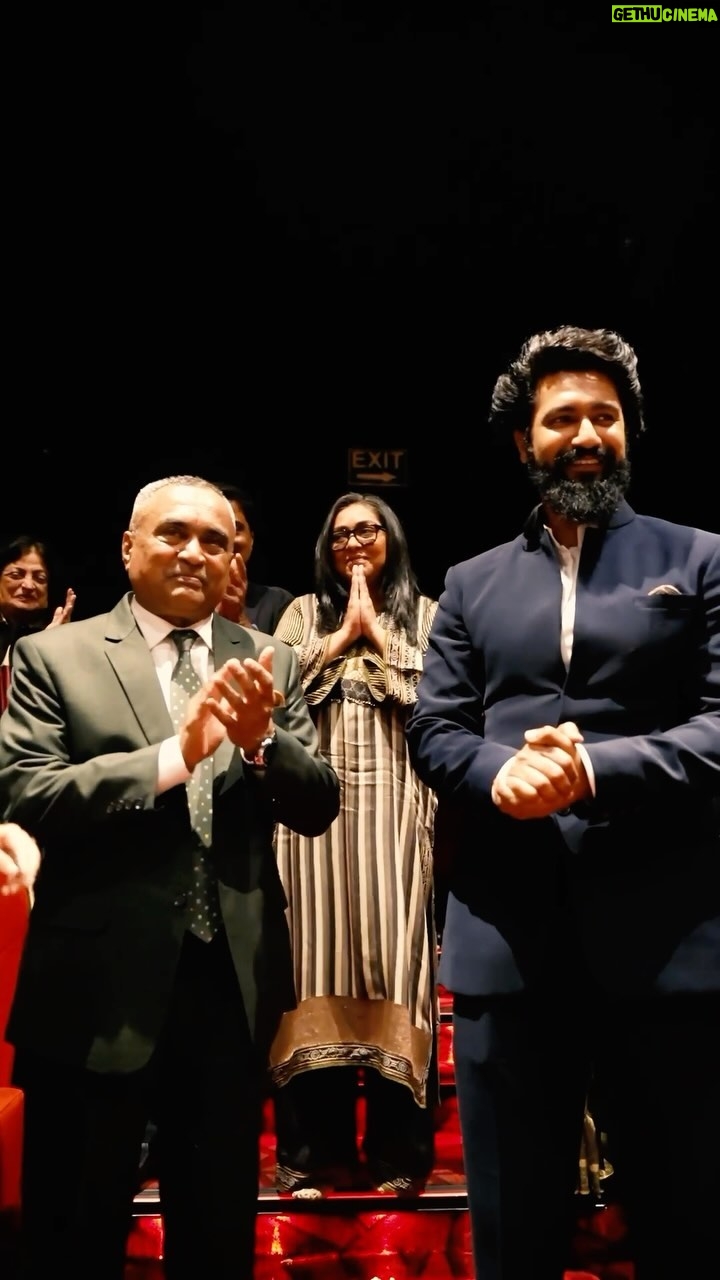 Vicky Kaushal Instagram - A day to remember and cherish as long as I live. My heartfelt gratitude to General Manoj Pande Sir (Chief of Army Staff), to our respected soldiers and their families for joining us in this journey and making this film so special! . #SAMबहादुर In cinemas 1.12.2023 🇮🇳❤️🙏🏽 . @meghnagulzar @ronnie.screwvala @rsvpmovies