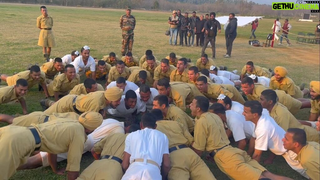 Vicky Kaushal Instagram - Shooting at the #IndianMilitaryAcademy with the cadets there for one of the important sequences in the Film. They said they would finish their drills with 10 knuckle pushups… so it became a ritual for me as well… no matter how tired we were at the end of the shoot… “pack up” would only be called when I did those knuckle pushups with them. Such spirited boys at the IMA!!! One of the most disciplined and inspiring places I have been to. . #SAMबहादुर In Cinemas 1.12.2023.