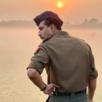 Vicky Kaushal Instagram - Makeup on, listen to his favourite jazz music and stare into that mirror till I start believing the guy in the mirror is Sam. Living your days believing to be SAM is a rare honour and a mammoth responsibility. The love you all are showering for our efforts is truly gratifying. Thank you! . #SAMबहादुर IN CINEMAS! This weekend do take your families out to the cinemas to experience the story of our true legend… FM Sam Maneskshaw! 🇮🇳❤️