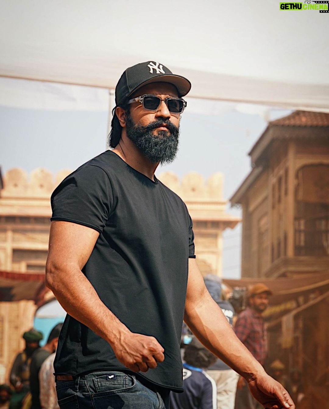 Vicky Kaushal Instagram - Last day on set for this year. Ending the year by completing the biggest action sequence of my career so far. 2023, you have been truly gratifying… Walking into 2024 hungrier than ever before! . #छावा 🚩