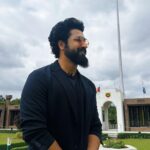 Vicky Kaushal Instagram - From meeting the bravest souls of our nation, the war veterans of 1971 to vibing with the electrifying crowd, Kolkata was truly a delight! Aami tomader sabaike bhalobashi!!! ❤️😍🫡 #Samबहादुर in cinemas 1.12.2023 #SamIsHere #SamBahadur