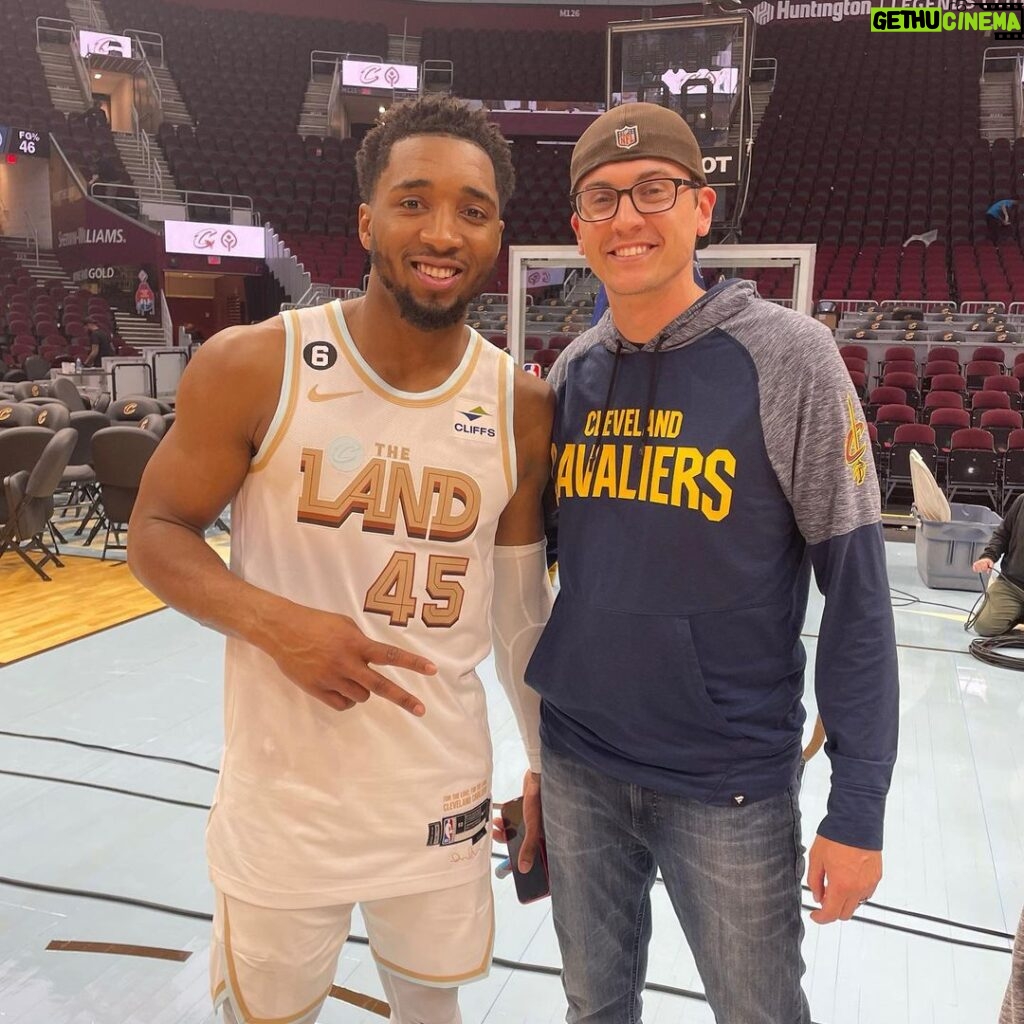 Victor Travagliante Instagram - Big win @Cavs! Thanks @crumpstyle and @spidadmitchell for the night! #LetEmKnow Rocket Mortgage FieldHouse
