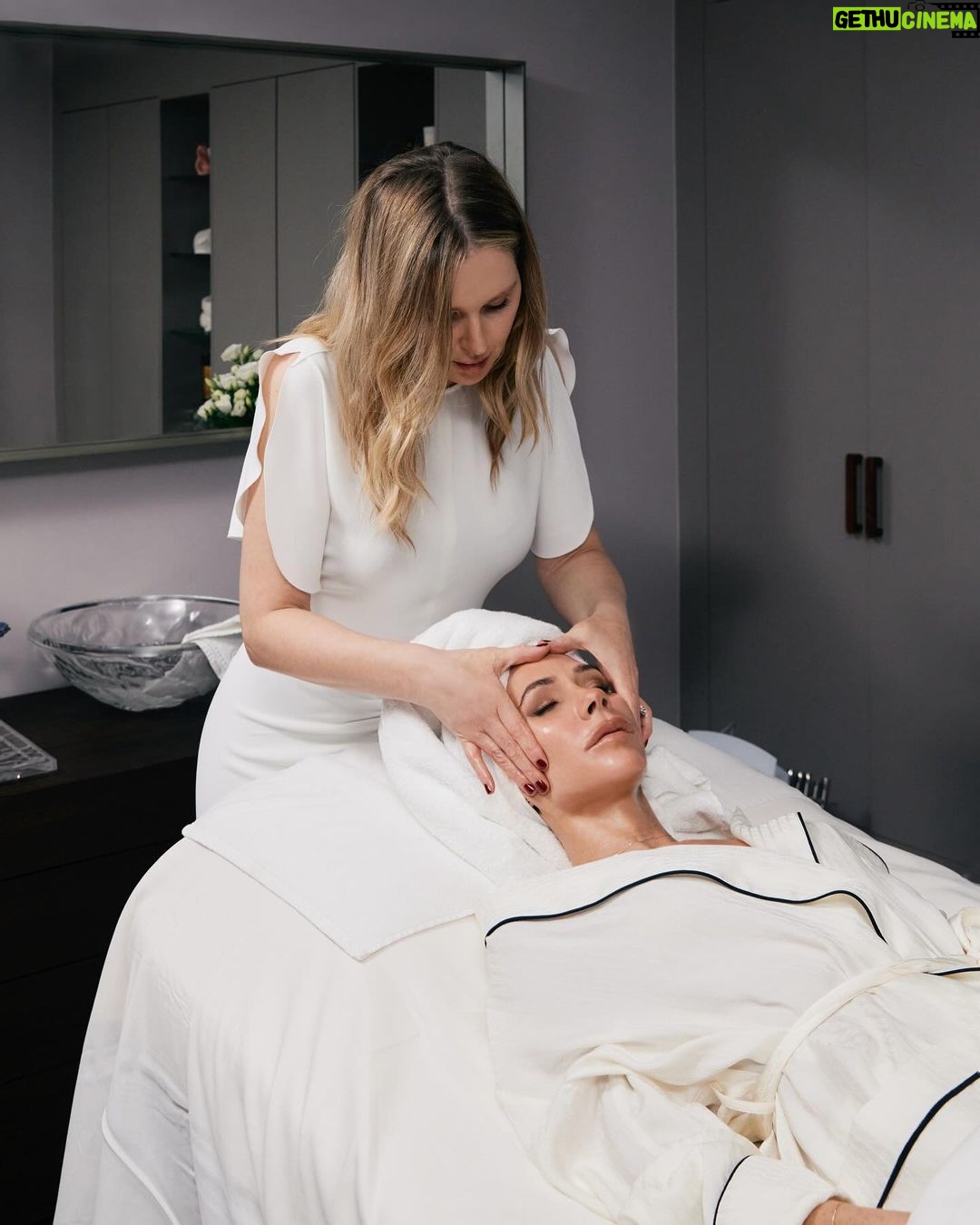 Victoria Beckham Instagram - FROM BED TO BOTTLE! 🧖‍♀️ NEW @VictoriaBeckhamBeauty DAILY CLEANSING PROTOCOL – AVAILABLE NOW! When we couldn’t find the perfect cleanser, we decided to make our own! Introducing your deepest, cleanest cleanse. Taking DOUBLE CLEANSING to the next level with the DAILY OIL CLEANSE followed by the DAILY LACTIC ACID GEL CLEANSE. @VictoriaBeckhamBeauty @MelanieGrantSkin