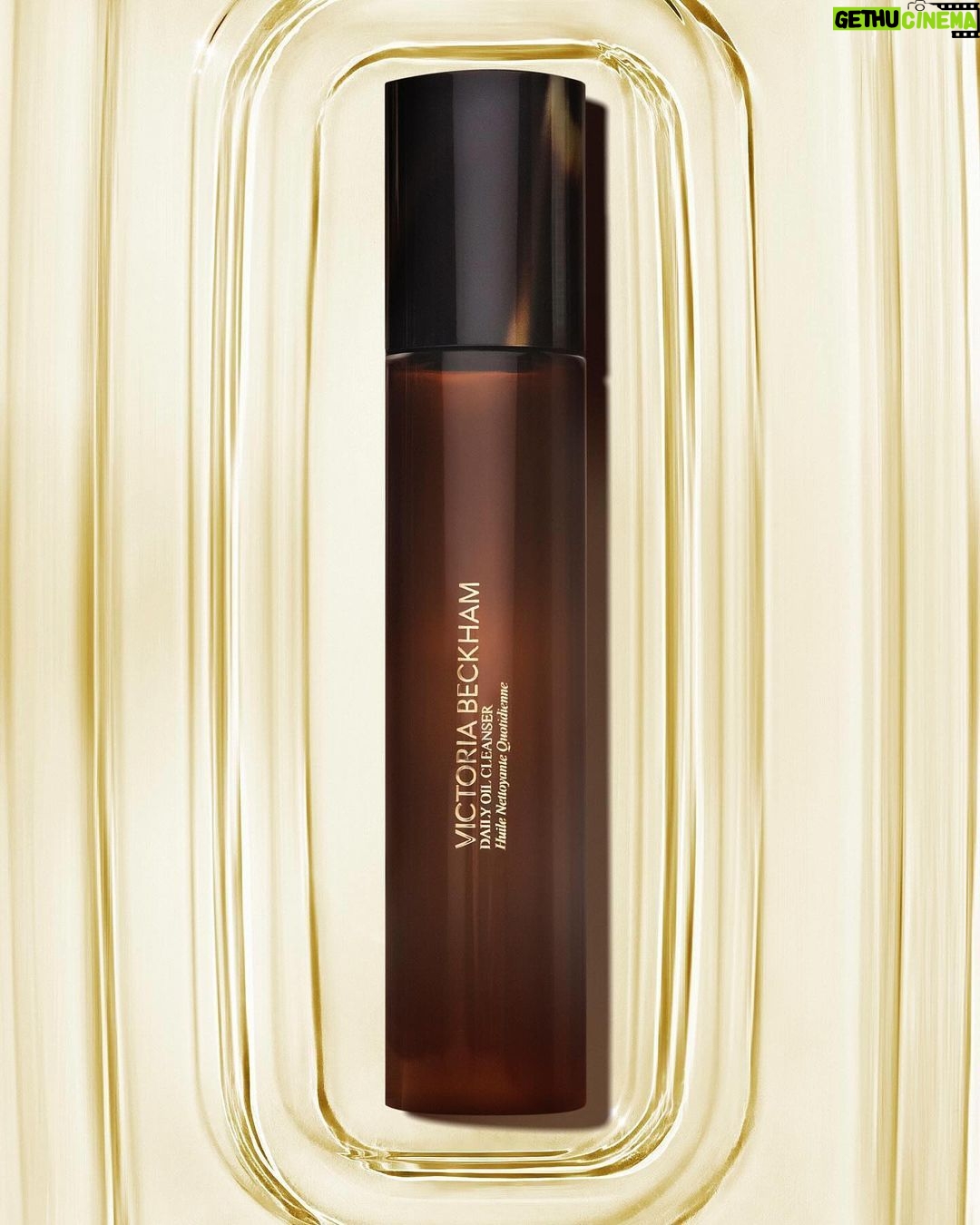 Victoria Beckham Instagram - FROM BED TO BOTTLE! 🧖‍♀️ NEW @VictoriaBeckhamBeauty DAILY CLEANSING PROTOCOL – AVAILABLE NOW! When we couldn’t find the perfect cleanser, we decided to make our own! Introducing your deepest, cleanest cleanse. Taking DOUBLE CLEANSING to the next level with the DAILY OIL CLEANSE followed by the DAILY LACTIC ACID GEL CLEANSE. @VictoriaBeckhamBeauty @MelanieGrantSkin