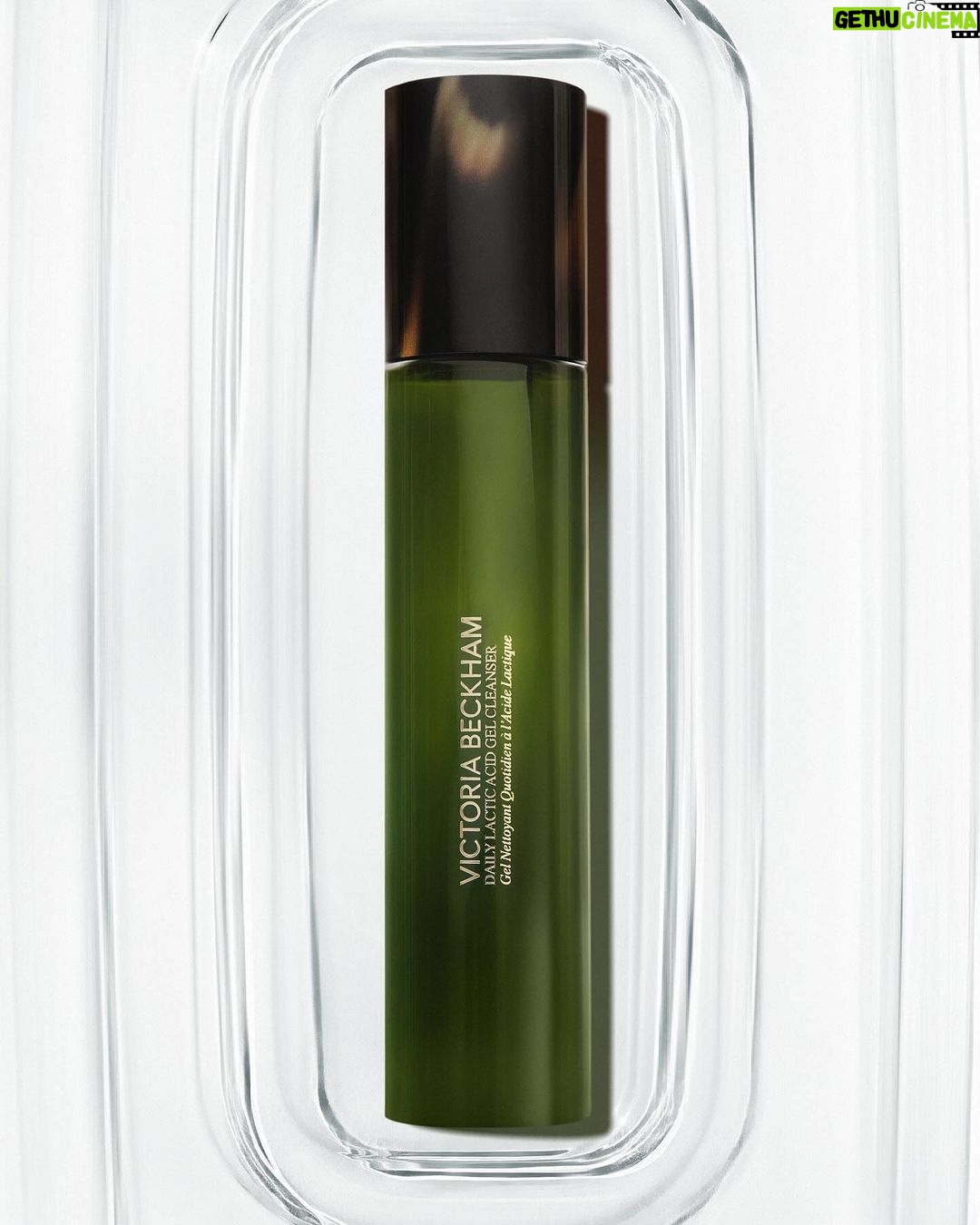 Victoria Beckham Instagram - FROM BED TO BOTTLE! 🧖‍♀️ NEW @VictoriaBeckhamBeauty DAILY CLEANSING PROTOCOL – AVAILABLE NOW! When we couldn’t find the perfect cleanser, we decided to make our own! Introducing your deepest, cleanest cleanse. Taking DOUBLE CLEANSING to the next level with the DAILY OIL CLEANSE followed by the DAILY LACTIC ACID GEL CLEANSE. @VictoriaBeckhamBeauty @MelanieGrantSkin