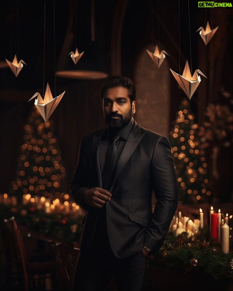 Vijay Sethupathi Instagram - ‘AI'ming to bring the merriest Christmas spirit to you! ✨ #SriramRaghavan @tipsfilmsofficial @matchboxpix @rameshtaurani @sanjayroutraymatchbox @jaya.taurani #KewalGarg @katrinakaif @actorvijaysethupathi @sanjaykapoor2500 @pathakvinay #TinnuAnand @radhikaofficial @pratimakannan @ashwinikalsekar @gayathrieshankar #PariSharma @ipritamofficial @vidushak #PoojaLadhaSurti #ArijitBiswas #AnukritiPandey #MadhuNeelakandan @mayursharma22011 #MadhuApsara @vishal_bajaj_1603 @daniel.b.george @anaitashroffadajania Music on @tips