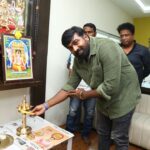 Vijay Sethupathi Instagram - Dubbing starts today for #Viduthalai Part-1 💰 @rsinfotainment @elredkumar A #Vetrimaaran Directorial An #Ilaiyaraaja Musical A #RedGiantMovies theatrical release @soorimuthuchamy #ilaiyaraaja @bhavanisre #GrassRootFilm @redgiantmovies_ @peterheinoffl @mani.rsinfo @r.velraj.isc @donechannel1 @ctcmediaboy