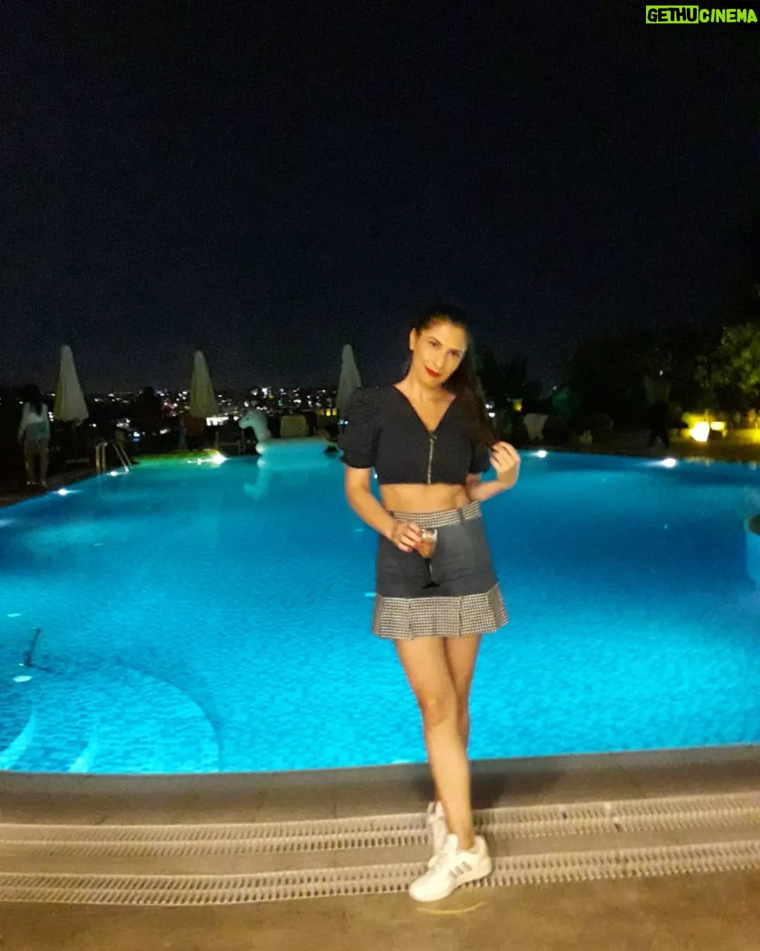 Vildan Vatansever - 1.9K Likes - Aslında herkez çokça "BEN" barınındırır içinde. Şöyle ki; farklı yer ve farklı zamanlarda gün yüzüne çıkmak için beklerler 👍🏻😉