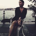 Vildan Vatansever Instagram - Bazen sadece beklersiniz...... öylece.... Beklediğiniz şeyler hep güzel olsun ve o güzellikler sizi çabuk bulsun 🙏🏻🍀💯🌞⭐🌟#gün #day