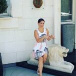 Vildan Vatansever Instagram - "HARKULADE pozlarını hep aynı odada veriyosun" diyenler çok oldu 🧐 Eeee tabi ben de BÜYÜK bir değişiklik yapıp ŞAHANE ve çok GEREKLİ 😳⁉️ pozlarımı resetledim, geliştirdim ve bir üst basamağa yanı dışarı çıkarttım 😃🤔😎🤣🤣 Bravo bana 😉😆😆 hahah 💋💚💚💋❤❤💚💋 #brandenburg #gün #day #outdoor #outside #out #dışçekim #pazar #sunday #berlin #berlin #aslan #aslanburcu #leon #photography #fotograf #guzel #niceday #nice #elbise #dress #likeme Branderburger Tor Berlin