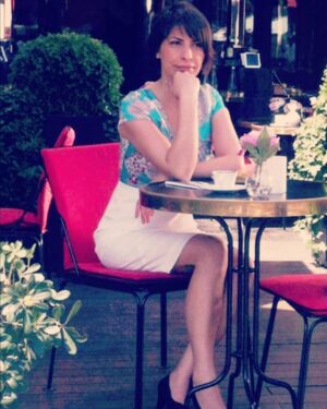 Vildan Vatansever Instagram - Eski ben 🙋🏻‍♀️ #tbt #istanbul #istanbulprovince #turkey #mutluluk #haftasonu #diziler #yerlidizi #turkdizisi #yasakelmafox #medyapım #yasakelmairan #yasakelmadizi #iran #bulgaria #aysel #ays #elma #mutluluk  #gülümsemek #anılar #cafe #keşfet  #takip #followme #like4likes #instagram #fotograf #begeni #actrees #vildanvatansever