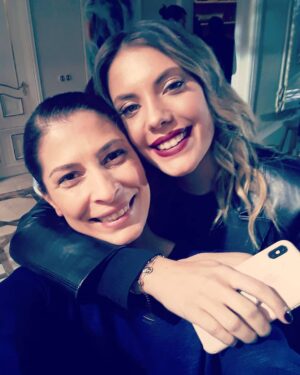 Vildan Vatansever Instagram - ⭐⭐⭐⭐💖 #yasakelma #edaece #şevvalsam #nesrincevadzade  #istanbul #istanbulprovince #mutluluk #haftasonu #diziler #yasakelmafox #medyapım #yıldızargun #enderargun  #yasakelmairan #yasakelmadizi