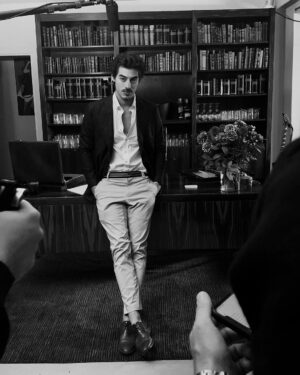 Vinícius Redd Instagram - Passando para agradecer a  @carolinaherrera pelo convite de vir para Madrid e viver esta experiência única. 
Aproveito para agradecer também a @easysim4u e a @daniellepappini por me manter conectado durante esses dias.
Muito obrigado! ⚡️⚡️⚡️
#badboycarolinaherrera 
#goodtobebad