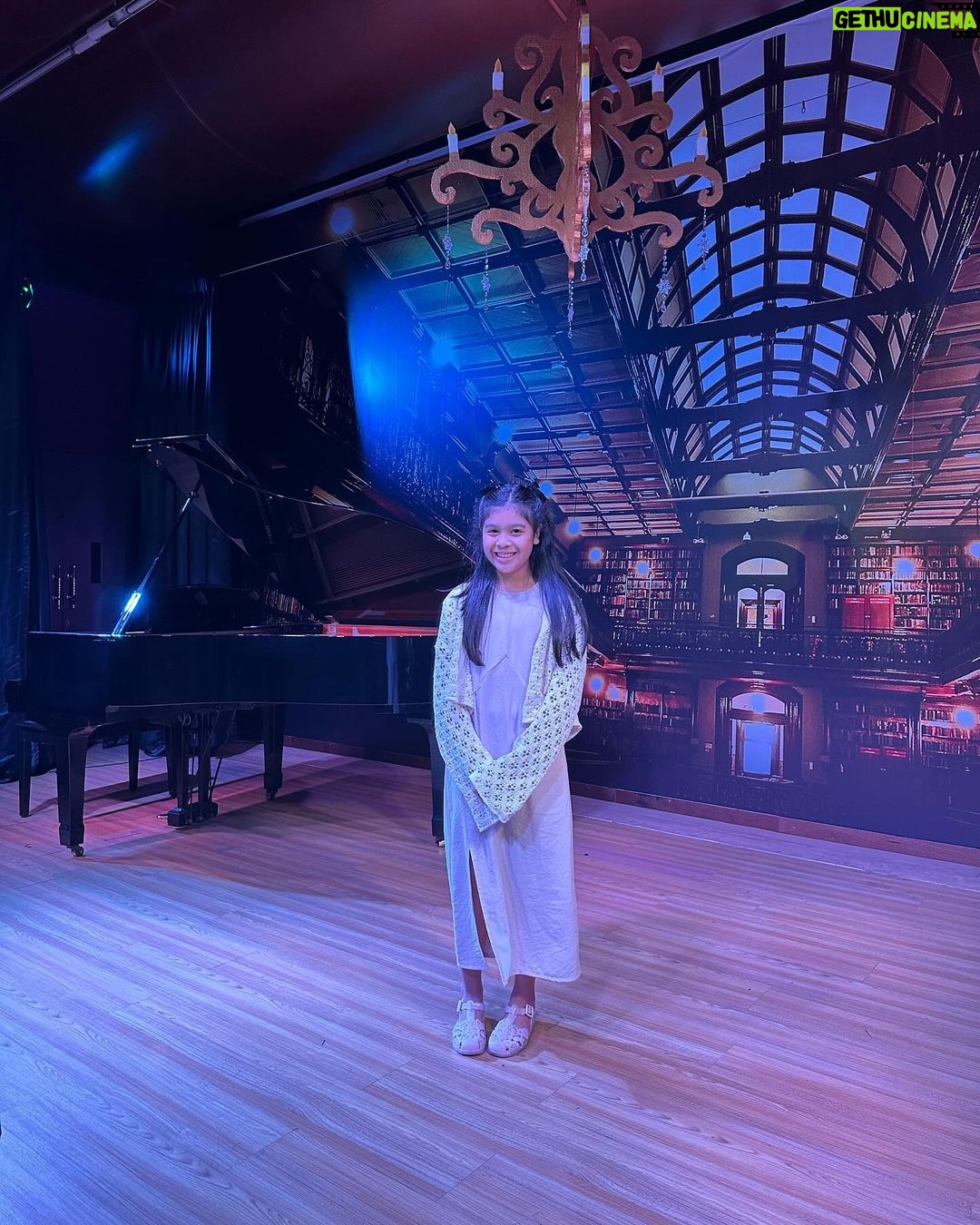 Vino G. Bastian Instagram - Her second mini concert… 🌹 Thank you @abelprasetyo @musicrepublicain