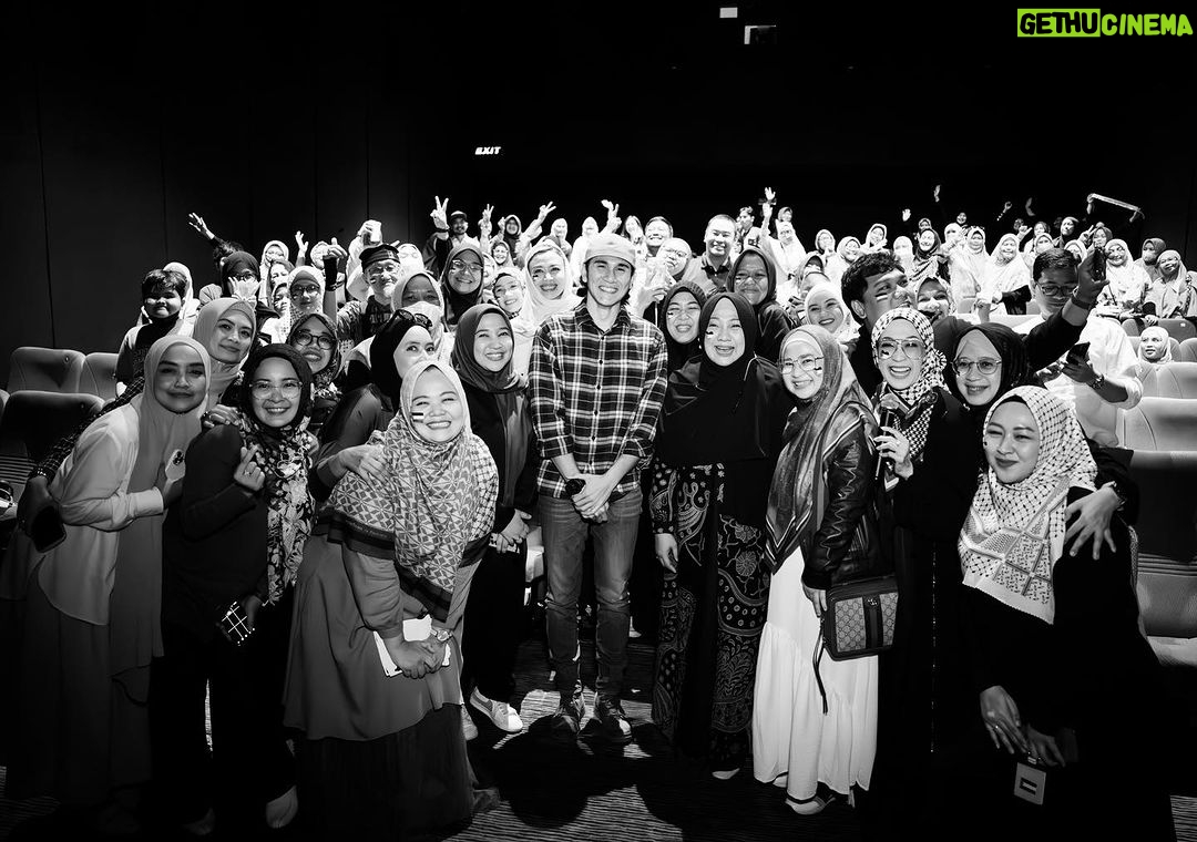 Vino G. Bastian Instagram - Terima kasih banyak Dokter @draisahdahlan dan Mpok @nurasiauno serta mbak @irantypurnamasari sudah membuat Nobar #HamkaDanSitiRaham sekaligus penggalangan donasi untuk Palestina yang di arrange oleh @memtequ. Terima kasih juga untuk semua yang sudah hadir πππΌ Foto by @rafabigovick @irantypurnamasari
