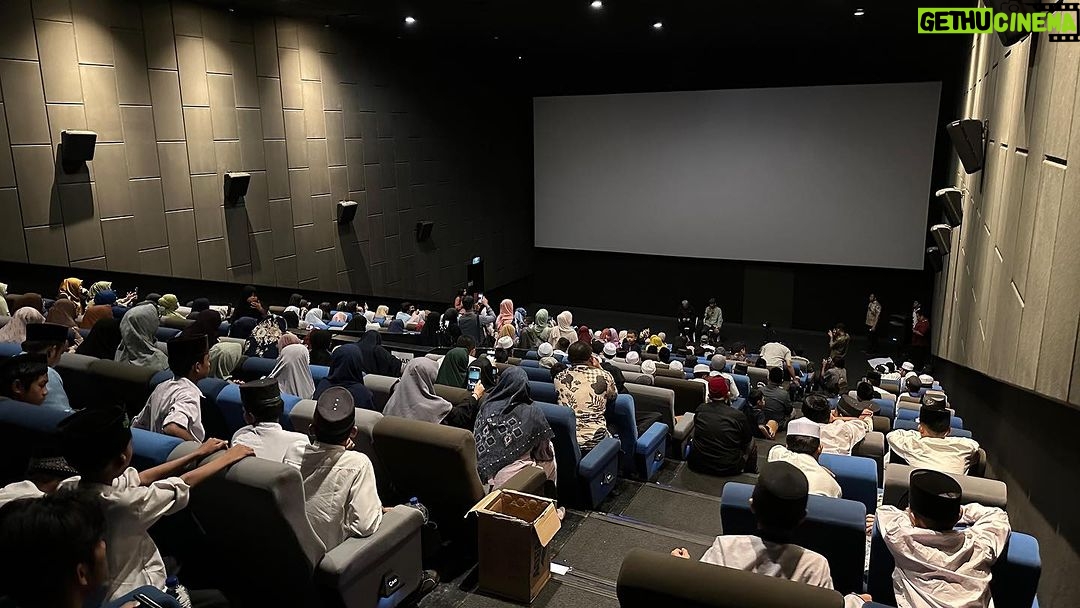 Vino G. Bastian Instagram - UAS Nobar Film Hamka dan Siti Raham Vol 2 di Pekanbaru Riau Bersama Santri UAS dan keluarga menonton Film Buya Hamka dan Siti Raham Vol 2 di CGV Holiday Pekanbaru Riau bersama santri, keluarga besar Yayasan Tabung Wakaf Umat, dan jama’ah. Sebanyak 720 penonton memenuhi tiga studio yang diputar sekaligus di waktu yang sama, di hari Kamis, 21 Desember 2023. Di ujung acara Nobar, UAS menyampaikan 7 pesan; 1. Menonton film seperti melihat kristal. Setiap sisi beda yang nampak. Setiap orang akan beda kesimpulan setelah menyaksikan sebuah film yang ditontonnya. Itu sebabnya beberapa orang yang diminta berkomentar setelah menonton film berbeda komentarnya terhadap film Buya Hamka dan Siti Raham Vol 2. 2. Kehidupan Buya Hamka sebelum kemerdekaan, kita berperang dengan Belanda. Setelah merdeka, di masa orde lama, secara politik, ada pemerintah yang merasa tersindir, Buya Hamka dipenjara. Di masa orde baru, Buya Hamka dituduh menjadi komando jihad/teroris, Buya dituduh menjual negara, dan berbagai tuduhan keji lainnya. Hidup ini banyak ujiannya. Tidak ada istirahatnya. Istirahat kita hanya di surga bersama Rasulullah. 3. Ujian ulama dirasakan juga oleh orang terdekatnya. Ujian Buya Hamka dirasakan oleh istri dan anak-anak Buya Hamka. Anak Buya Hamka sampai makan ubi beracun ketika ditinggal Hamka saat bergerilya ke kampung-kampung. 4. UAS berjumpa dengan Cucu Buya Hamka saat nobar di Padang, UAS tidak tahu dimana rumahnya, UAS tidak tahu dimana keluarga Buya Hamka, tapi buku-buku Buya Hamka bisa UAS nikmati. UAS berpesan kepada para santri, menulislah, supaya orang di masa datang tahu engkau pernah hidup di masa lalu. 5. Orang tua Buya Hamka berpisah, Buya Hamka akhirnya merantau. Tempaan kerasnya kehidupan membuat Buya Hamka teguh. Universitas kehidupan yang membuat Buya Hamka teguh. Kata orang Minang, “Alam takambang jadi guru”. 6. Buya Hamka tidak jadi bunuh diri karena bisikan setan di saat Buya Hamka sedang diuji dengan berbagai fitnah, karena Buya Hamka dikuatkan oleh Ummi Siti Raham. Para istri, jadilah istri yang menguatkan suami, agar suami tetap baik dan tegar dengan kehidupan. Lanjut dikolom komentar…