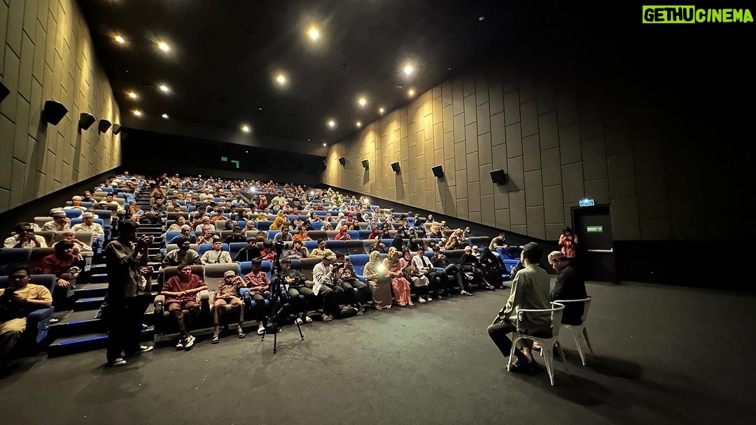Vino G. Bastian Instagram - UAS Nobar Film Hamka dan Siti Raham Vol 2 di Pekanbaru Riau Bersama Santri UAS dan keluarga menonton Film Buya Hamka dan Siti Raham Vol 2 di CGV Holiday Pekanbaru Riau bersama santri, keluarga besar Yayasan Tabung Wakaf Umat, dan jama’ah. Sebanyak 720 penonton memenuhi tiga studio yang diputar sekaligus di waktu yang sama, di hari Kamis, 21 Desember 2023. Di ujung acara Nobar, UAS menyampaikan 7 pesan; 1. Menonton film seperti melihat kristal. Setiap sisi beda yang nampak. Setiap orang akan beda kesimpulan setelah menyaksikan sebuah film yang ditontonnya. Itu sebabnya beberapa orang yang diminta berkomentar setelah menonton film berbeda komentarnya terhadap film Buya Hamka dan Siti Raham Vol 2. 2. Kehidupan Buya Hamka sebelum kemerdekaan, kita berperang dengan Belanda. Setelah merdeka, di masa orde lama, secara politik, ada pemerintah yang merasa tersindir, Buya Hamka dipenjara. Di masa orde baru, Buya Hamka dituduh menjadi komando jihad/teroris, Buya dituduh menjual negara, dan berbagai tuduhan keji lainnya. Hidup ini banyak ujiannya. Tidak ada istirahatnya. Istirahat kita hanya di surga bersama Rasulullah. 3. Ujian ulama dirasakan juga oleh orang terdekatnya. Ujian Buya Hamka dirasakan oleh istri dan anak-anak Buya Hamka. Anak Buya Hamka sampai makan ubi beracun ketika ditinggal Hamka saat bergerilya ke kampung-kampung. 4. UAS berjumpa dengan Cucu Buya Hamka saat nobar di Padang, UAS tidak tahu dimana rumahnya, UAS tidak tahu dimana keluarga Buya Hamka, tapi buku-buku Buya Hamka bisa UAS nikmati. UAS berpesan kepada para santri, menulislah, supaya orang di masa datang tahu engkau pernah hidup di masa lalu. 5. Orang tua Buya Hamka berpisah, Buya Hamka akhirnya merantau. Tempaan kerasnya kehidupan membuat Buya Hamka teguh. Universitas kehidupan yang membuat Buya Hamka teguh. Kata orang Minang, “Alam takambang jadi guru”. 6. Buya Hamka tidak jadi bunuh diri karena bisikan setan di saat Buya Hamka sedang diuji dengan berbagai fitnah, karena Buya Hamka dikuatkan oleh Ummi Siti Raham. Para istri, jadilah istri yang menguatkan suami, agar suami tetap baik dan tegar dengan kehidupan. Lanjut dikolom komentar…
