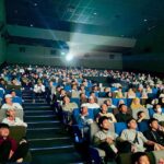Vino G. Bastian Instagram - UAS Nobar Film Hamka dan Siti Raham Vol 2 di Pekanbaru Riau Bersama Santri  UAS dan keluarga menonton Film Buya Hamka dan Siti Raham Vol 2 di CGV Holiday Pekanbaru Riau bersama santri, keluarga besar Yayasan Tabung Wakaf Umat, dan jama’ah. Sebanyak 720 penonton memenuhi tiga studio yang diputar sekaligus di waktu yang sama, di hari Kamis, 21 Desember 2023. Di ujung acara Nobar, UAS menyampaikan 7 pesan;  1. Menonton film seperti melihat kristal. Setiap sisi beda yang nampak. Setiap orang akan beda kesimpulan setelah menyaksikan sebuah film yang ditontonnya. Itu sebabnya beberapa orang yang diminta berkomentar setelah menonton film berbeda komentarnya terhadap film Buya Hamka dan Siti Raham Vol 2. 2. Kehidupan Buya Hamka sebelum kemerdekaan, kita berperang dengan Belanda. Setelah merdeka, di masa orde lama, secara politik, ada pemerintah yang merasa tersindir, Buya Hamka dipenjara. Di masa orde baru, Buya Hamka dituduh menjadi komando jihad/teroris, Buya dituduh menjual negara, dan berbagai tuduhan keji lainnya. Hidup ini banyak ujiannya. Tidak ada istirahatnya. Istirahat kita hanya di surga bersama Rasulullah. 3. Ujian ulama dirasakan juga oleh orang terdekatnya. Ujian Buya Hamka dirasakan oleh istri dan anak-anak Buya Hamka. Anak Buya Hamka sampai makan ubi beracun ketika ditinggal Hamka saat bergerilya ke kampung-kampung. 4. UAS berjumpa dengan Cucu Buya Hamka saat nobar di Padang, UAS tidak tahu dimana rumahnya, UAS tidak tahu dimana keluarga Buya Hamka, tapi buku-buku Buya Hamka bisa UAS nikmati. UAS berpesan kepada para santri, menulislah, supaya orang di masa datang tahu engkau pernah hidup di masa lalu. 5. Orang tua Buya Hamka berpisah, Buya Hamka akhirnya merantau. Tempaan kerasnya kehidupan membuat Buya Hamka teguh. Universitas kehidupan yang membuat Buya Hamka teguh. Kata orang Minang, “Alam takambang jadi guru”. 6. Buya Hamka tidak jadi bunuh diri karena bisikan setan di saat Buya Hamka sedang diuji dengan berbagai fitnah, karena Buya Hamka dikuatkan oleh Ummi Siti Raham. Para istri, jadilah istri yang menguatkan suami, agar suami tetap baik dan tegar dengan kehidupan. Lanjut dikolom komentar…