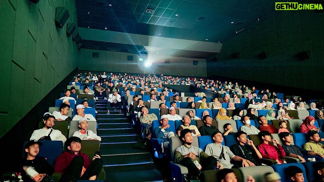 Vino G. Bastian Instagram - UAS Nobar Film Hamka dan Siti Raham Vol 2 di Pekanbaru Riau Bersama Santri UAS dan keluarga menonton Film Buya Hamka dan Siti Raham Vol 2 di CGV Holiday Pekanbaru Riau bersama santri, keluarga besar Yayasan Tabung Wakaf Umat, dan jama’ah. Sebanyak 720 penonton memenuhi tiga studio yang diputar sekaligus di waktu yang sama, di hari Kamis, 21 Desember 2023. Di ujung acara Nobar, UAS menyampaikan 7 pesan; 1. Menonton film seperti melihat kristal. Setiap sisi beda yang nampak. Setiap orang akan beda kesimpulan setelah menyaksikan sebuah film yang ditontonnya. Itu sebabnya beberapa orang yang diminta berkomentar setelah menonton film berbeda komentarnya terhadap film Buya Hamka dan Siti Raham Vol 2. 2. Kehidupan Buya Hamka sebelum kemerdekaan, kita berperang dengan Belanda. Setelah merdeka, di masa orde lama, secara politik, ada pemerintah yang merasa tersindir, Buya Hamka dipenjara. Di masa orde baru, Buya Hamka dituduh menjadi komando jihad/teroris, Buya dituduh menjual negara, dan berbagai tuduhan keji lainnya. Hidup ini banyak ujiannya. Tidak ada istirahatnya. Istirahat kita hanya di surga bersama Rasulullah. 3. Ujian ulama dirasakan juga oleh orang terdekatnya. Ujian Buya Hamka dirasakan oleh istri dan anak-anak Buya Hamka. Anak Buya Hamka sampai makan ubi beracun ketika ditinggal Hamka saat bergerilya ke kampung-kampung. 4. UAS berjumpa dengan Cucu Buya Hamka saat nobar di Padang, UAS tidak tahu dimana rumahnya, UAS tidak tahu dimana keluarga Buya Hamka, tapi buku-buku Buya Hamka bisa UAS nikmati. UAS berpesan kepada para santri, menulislah, supaya orang di masa datang tahu engkau pernah hidup di masa lalu. 5. Orang tua Buya Hamka berpisah, Buya Hamka akhirnya merantau. Tempaan kerasnya kehidupan membuat Buya Hamka teguh. Universitas kehidupan yang membuat Buya Hamka teguh. Kata orang Minang, “Alam takambang jadi guru”. 6. Buya Hamka tidak jadi bunuh diri karena bisikan setan di saat Buya Hamka sedang diuji dengan berbagai fitnah, karena Buya Hamka dikuatkan oleh Ummi Siti Raham. Para istri, jadilah istri yang menguatkan suami, agar suami tetap baik dan tegar dengan kehidupan. Lanjut dikolom komentar…