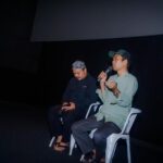 Vino G. Bastian Instagram - UAS Nobar Film Hamka dan Siti Raham Vol 2 di Pekanbaru Riau Bersama Santri  UAS dan keluarga menonton Film Buya Hamka dan Siti Raham Vol 2 di CGV Holiday Pekanbaru Riau bersama santri, keluarga besar Yayasan Tabung Wakaf Umat, dan jama’ah. Sebanyak 720 penonton memenuhi tiga studio yang diputar sekaligus di waktu yang sama, di hari Kamis, 21 Desember 2023. Di ujung acara Nobar, UAS menyampaikan 7 pesan;  1. Menonton film seperti melihat kristal. Setiap sisi beda yang nampak. Setiap orang akan beda kesimpulan setelah menyaksikan sebuah film yang ditontonnya. Itu sebabnya beberapa orang yang diminta berkomentar setelah menonton film berbeda komentarnya terhadap film Buya Hamka dan Siti Raham Vol 2. 2. Kehidupan Buya Hamka sebelum kemerdekaan, kita berperang dengan Belanda. Setelah merdeka, di masa orde lama, secara politik, ada pemerintah yang merasa tersindir, Buya Hamka dipenjara. Di masa orde baru, Buya Hamka dituduh menjadi komando jihad/teroris, Buya dituduh menjual negara, dan berbagai tuduhan keji lainnya. Hidup ini banyak ujiannya. Tidak ada istirahatnya. Istirahat kita hanya di surga bersama Rasulullah. 3. Ujian ulama dirasakan juga oleh orang terdekatnya. Ujian Buya Hamka dirasakan oleh istri dan anak-anak Buya Hamka. Anak Buya Hamka sampai makan ubi beracun ketika ditinggal Hamka saat bergerilya ke kampung-kampung. 4. UAS berjumpa dengan Cucu Buya Hamka saat nobar di Padang, UAS tidak tahu dimana rumahnya, UAS tidak tahu dimana keluarga Buya Hamka, tapi buku-buku Buya Hamka bisa UAS nikmati. UAS berpesan kepada para santri, menulislah, supaya orang di masa datang tahu engkau pernah hidup di masa lalu. 5. Orang tua Buya Hamka berpisah, Buya Hamka akhirnya merantau. Tempaan kerasnya kehidupan membuat Buya Hamka teguh. Universitas kehidupan yang membuat Buya Hamka teguh. Kata orang Minang, “Alam takambang jadi guru”. 6. Buya Hamka tidak jadi bunuh diri karena bisikan setan di saat Buya Hamka sedang diuji dengan berbagai fitnah, karena Buya Hamka dikuatkan oleh Ummi Siti Raham. Para istri, jadilah istri yang menguatkan suami, agar suami tetap baik dan tegar dengan kehidupan. Lanjut dikolom komentar…
