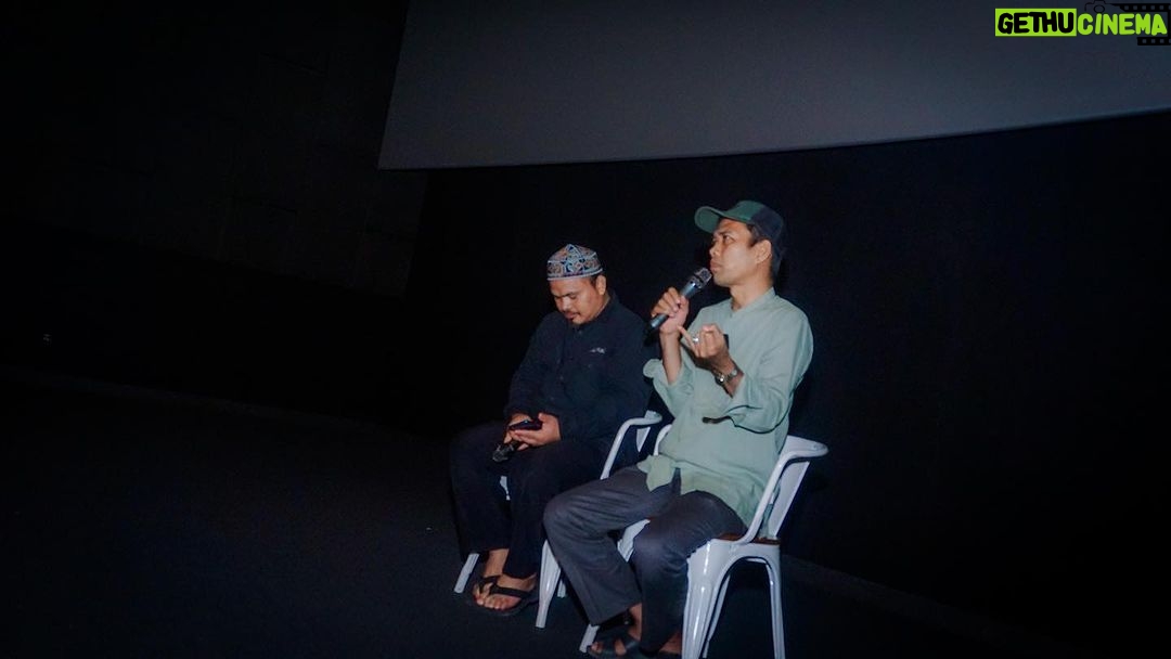 Vino G. Bastian Instagram - UAS Nobar Film Hamka dan Siti Raham Vol 2 di Pekanbaru Riau Bersama Santri UAS dan keluarga menonton Film Buya Hamka dan Siti Raham Vol 2 di CGV Holiday Pekanbaru Riau bersama santri, keluarga besar Yayasan Tabung Wakaf Umat, dan jama’ah. Sebanyak 720 penonton memenuhi tiga studio yang diputar sekaligus di waktu yang sama, di hari Kamis, 21 Desember 2023. Di ujung acara Nobar, UAS menyampaikan 7 pesan; 1. Menonton film seperti melihat kristal. Setiap sisi beda yang nampak. Setiap orang akan beda kesimpulan setelah menyaksikan sebuah film yang ditontonnya. Itu sebabnya beberapa orang yang diminta berkomentar setelah menonton film berbeda komentarnya terhadap film Buya Hamka dan Siti Raham Vol 2. 2. Kehidupan Buya Hamka sebelum kemerdekaan, kita berperang dengan Belanda. Setelah merdeka, di masa orde lama, secara politik, ada pemerintah yang merasa tersindir, Buya Hamka dipenjara. Di masa orde baru, Buya Hamka dituduh menjadi komando jihad/teroris, Buya dituduh menjual negara, dan berbagai tuduhan keji lainnya. Hidup ini banyak ujiannya. Tidak ada istirahatnya. Istirahat kita hanya di surga bersama Rasulullah. 3. Ujian ulama dirasakan juga oleh orang terdekatnya. Ujian Buya Hamka dirasakan oleh istri dan anak-anak Buya Hamka. Anak Buya Hamka sampai makan ubi beracun ketika ditinggal Hamka saat bergerilya ke kampung-kampung. 4. UAS berjumpa dengan Cucu Buya Hamka saat nobar di Padang, UAS tidak tahu dimana rumahnya, UAS tidak tahu dimana keluarga Buya Hamka, tapi buku-buku Buya Hamka bisa UAS nikmati. UAS berpesan kepada para santri, menulislah, supaya orang di masa datang tahu engkau pernah hidup di masa lalu. 5. Orang tua Buya Hamka berpisah, Buya Hamka akhirnya merantau. Tempaan kerasnya kehidupan membuat Buya Hamka teguh. Universitas kehidupan yang membuat Buya Hamka teguh. Kata orang Minang, “Alam takambang jadi guru”. 6. Buya Hamka tidak jadi bunuh diri karena bisikan setan di saat Buya Hamka sedang diuji dengan berbagai fitnah, karena Buya Hamka dikuatkan oleh Ummi Siti Raham. Para istri, jadilah istri yang menguatkan suami, agar suami tetap baik dan tegar dengan kehidupan. Lanjut dikolom komentar…