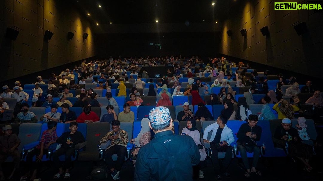 Vino G. Bastian Instagram - UAS Nobar Film Hamka dan Siti Raham Vol 2 di Pekanbaru Riau Bersama Santri UAS dan keluarga menonton Film Buya Hamka dan Siti Raham Vol 2 di CGV Holiday Pekanbaru Riau bersama santri, keluarga besar Yayasan Tabung Wakaf Umat, dan jama’ah. Sebanyak 720 penonton memenuhi tiga studio yang diputar sekaligus di waktu yang sama, di hari Kamis, 21 Desember 2023. Di ujung acara Nobar, UAS menyampaikan 7 pesan; 1. Menonton film seperti melihat kristal. Setiap sisi beda yang nampak. Setiap orang akan beda kesimpulan setelah menyaksikan sebuah film yang ditontonnya. Itu sebabnya beberapa orang yang diminta berkomentar setelah menonton film berbeda komentarnya terhadap film Buya Hamka dan Siti Raham Vol 2. 2. Kehidupan Buya Hamka sebelum kemerdekaan, kita berperang dengan Belanda. Setelah merdeka, di masa orde lama, secara politik, ada pemerintah yang merasa tersindir, Buya Hamka dipenjara. Di masa orde baru, Buya Hamka dituduh menjadi komando jihad/teroris, Buya dituduh menjual negara, dan berbagai tuduhan keji lainnya. Hidup ini banyak ujiannya. Tidak ada istirahatnya. Istirahat kita hanya di surga bersama Rasulullah. 3. Ujian ulama dirasakan juga oleh orang terdekatnya. Ujian Buya Hamka dirasakan oleh istri dan anak-anak Buya Hamka. Anak Buya Hamka sampai makan ubi beracun ketika ditinggal Hamka saat bergerilya ke kampung-kampung. 4. UAS berjumpa dengan Cucu Buya Hamka saat nobar di Padang, UAS tidak tahu dimana rumahnya, UAS tidak tahu dimana keluarga Buya Hamka, tapi buku-buku Buya Hamka bisa UAS nikmati. UAS berpesan kepada para santri, menulislah, supaya orang di masa datang tahu engkau pernah hidup di masa lalu. 5. Orang tua Buya Hamka berpisah, Buya Hamka akhirnya merantau. Tempaan kerasnya kehidupan membuat Buya Hamka teguh. Universitas kehidupan yang membuat Buya Hamka teguh. Kata orang Minang, “Alam takambang jadi guru”. 6. Buya Hamka tidak jadi bunuh diri karena bisikan setan di saat Buya Hamka sedang diuji dengan berbagai fitnah, karena Buya Hamka dikuatkan oleh Ummi Siti Raham. Para istri, jadilah istri yang menguatkan suami, agar suami tetap baik dan tegar dengan kehidupan. Lanjut dikolom komentar…
