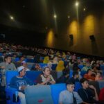 Vino G. Bastian Instagram - UAS Nobar Film Hamka dan Siti Raham Vol 2 di Pekanbaru Riau Bersama Santri  UAS dan keluarga menonton Film Buya Hamka dan Siti Raham Vol 2 di CGV Holiday Pekanbaru Riau bersama santri, keluarga besar Yayasan Tabung Wakaf Umat, dan jama’ah. Sebanyak 720 penonton memenuhi tiga studio yang diputar sekaligus di waktu yang sama, di hari Kamis, 21 Desember 2023. Di ujung acara Nobar, UAS menyampaikan 7 pesan;  1. Menonton film seperti melihat kristal. Setiap sisi beda yang nampak. Setiap orang akan beda kesimpulan setelah menyaksikan sebuah film yang ditontonnya. Itu sebabnya beberapa orang yang diminta berkomentar setelah menonton film berbeda komentarnya terhadap film Buya Hamka dan Siti Raham Vol 2. 2. Kehidupan Buya Hamka sebelum kemerdekaan, kita berperang dengan Belanda. Setelah merdeka, di masa orde lama, secara politik, ada pemerintah yang merasa tersindir, Buya Hamka dipenjara. Di masa orde baru, Buya Hamka dituduh menjadi komando jihad/teroris, Buya dituduh menjual negara, dan berbagai tuduhan keji lainnya. Hidup ini banyak ujiannya. Tidak ada istirahatnya. Istirahat kita hanya di surga bersama Rasulullah. 3. Ujian ulama dirasakan juga oleh orang terdekatnya. Ujian Buya Hamka dirasakan oleh istri dan anak-anak Buya Hamka. Anak Buya Hamka sampai makan ubi beracun ketika ditinggal Hamka saat bergerilya ke kampung-kampung. 4. UAS berjumpa dengan Cucu Buya Hamka saat nobar di Padang, UAS tidak tahu dimana rumahnya, UAS tidak tahu dimana keluarga Buya Hamka, tapi buku-buku Buya Hamka bisa UAS nikmati. UAS berpesan kepada para santri, menulislah, supaya orang di masa datang tahu engkau pernah hidup di masa lalu. 5. Orang tua Buya Hamka berpisah, Buya Hamka akhirnya merantau. Tempaan kerasnya kehidupan membuat Buya Hamka teguh. Universitas kehidupan yang membuat Buya Hamka teguh. Kata orang Minang, “Alam takambang jadi guru”. 6. Buya Hamka tidak jadi bunuh diri karena bisikan setan di saat Buya Hamka sedang diuji dengan berbagai fitnah, karena Buya Hamka dikuatkan oleh Ummi Siti Raham. Para istri, jadilah istri yang menguatkan suami, agar suami tetap baik dan tegar dengan kehidupan. Lanjut dikolom komentar…